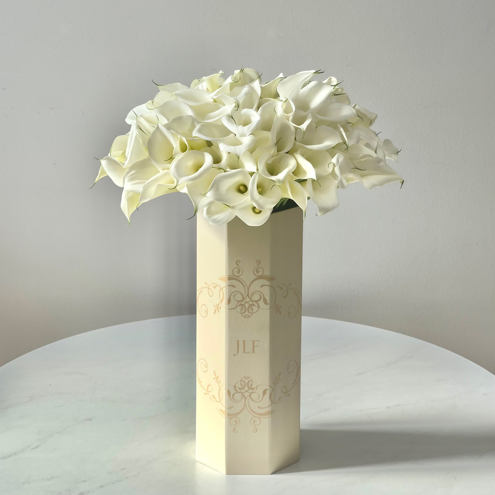 100 White Calla Lilies in Tall JLF Vase à Fleurs