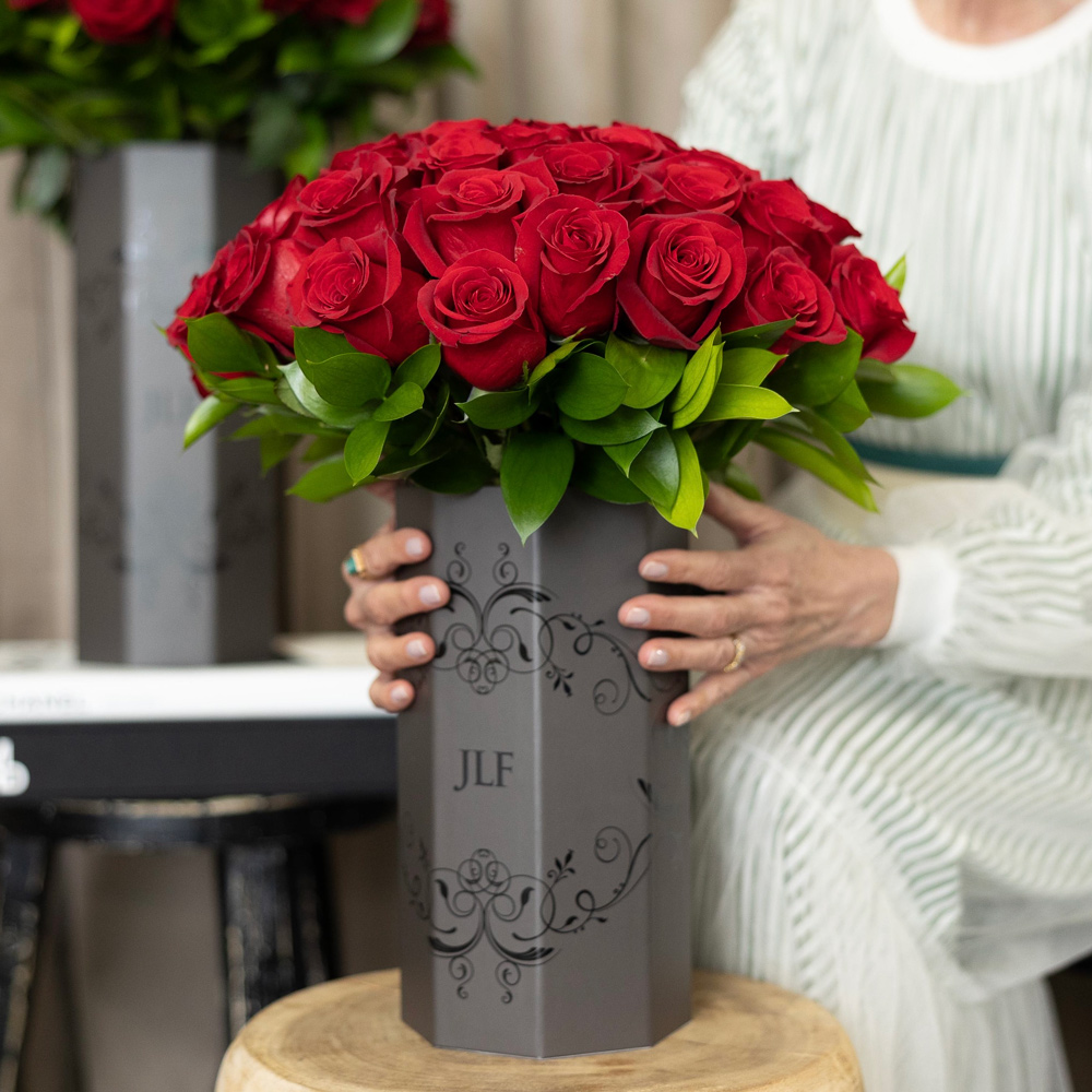 50 Roses in Short JLF Dark Vase à Fleurs