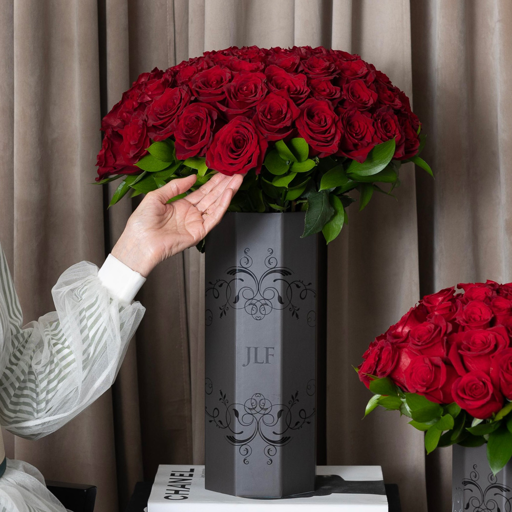 75 Roses in Tall JLF Dark Vase à Fleurs