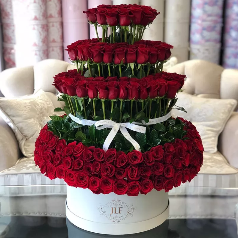 Jadore Standing 300 Roses In Grandiose
