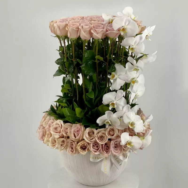 Jadore 100 Beige Roses and Orchids in a Vase